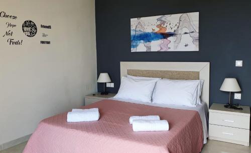 um quarto com uma cama com duas toalhas em V&D Paleokastritsa Apartments em Lákones