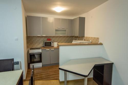 PIROSSI APARTMENTにあるキッチンまたは簡易キッチン