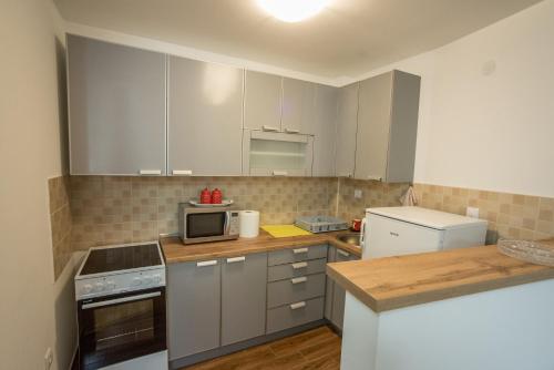 PIROSSI APARTMENTにあるキッチンまたは簡易キッチン