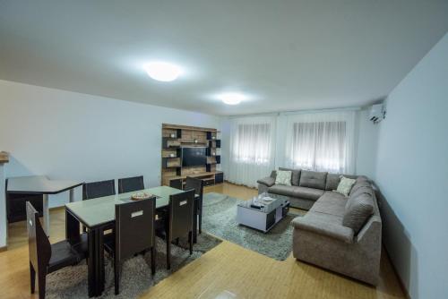 ピロトにあるPIROSSI APARTMENTのソファとテーブルのあるリビングルーム