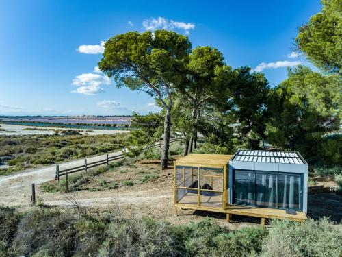 une petite maison sur le côté d'une route dans l'établissement Nuits Salines Aigues-Mortes, à Aigues-Mortes