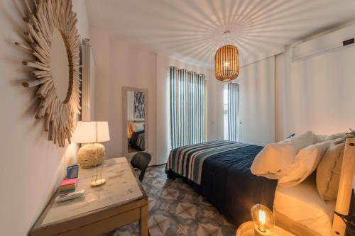 sypialnia z łóżkiem i stołem z lampką w obiekcie Casa Royale Appartamento Acqua w mieście Lierna