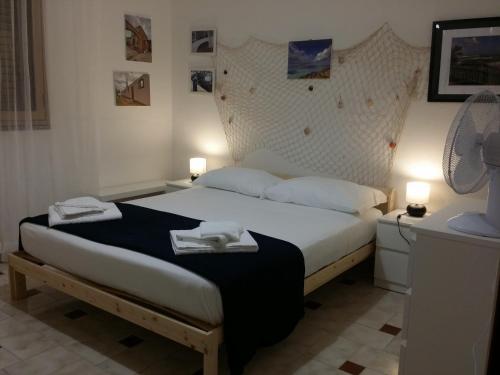 a bedroom with a bed with two towels on it at Relax e mare Pachino (Costa dell'Ambra) Marzamemi in Pachino