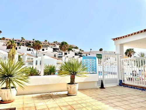 einen Balkon mit Palmen und einem weißen Zaun in der Unterkunft Holiday Valley Fortuna in Adeje