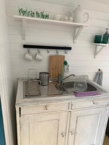 Una cocina o cocineta en Kouzelná maringotka