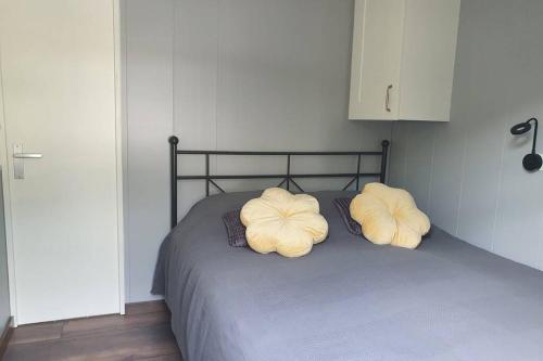 Un dormitorio con una cama con dos almohadas encima. en Vazonics Valkenbosch 76, en Oisterwijk