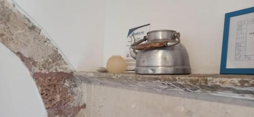 クトロフィアーノにあるOtium Salentoのカウンター(ティーポット、卵付)