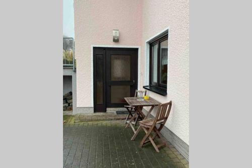 a patio with a table and chairs and a window at Ferienwohnung Wille in Climbach