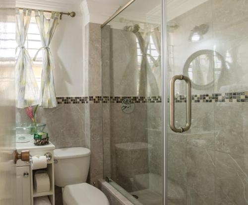 A bathroom at Sea Piton View Apartment- Location, Convenience, Modern Living