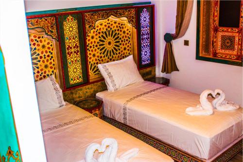 Una cama o camas en una habitación de Riad Azemmat