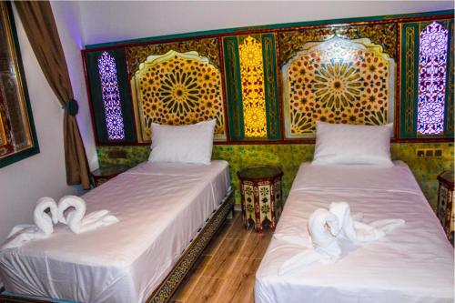Una cama o camas en una habitación de Riad Azemmat
