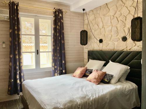 ein Schlafzimmer mit einem Bett mit zwei Kissen darauf in der Unterkunft Le Sakura in Morestel