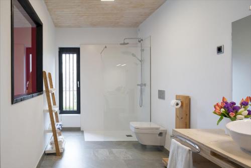 uma casa de banho com um chuveiro, um WC e um lavatório. em Hemingway casa rural Kanala em Canala
