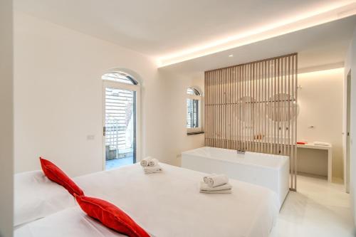 een witte slaapkamer met een groot bed en een bad bij Filippo by Feeling Italy in Massa Lubrense