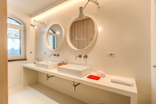 een badkamer met twee wastafels en een spiegel bij Filippo by Feeling Italy in Massa Lubrense