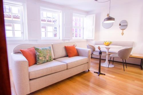 uma sala de estar com um sofá e uma mesa em Santa Luzia Apartments By Guestify em Guimarães