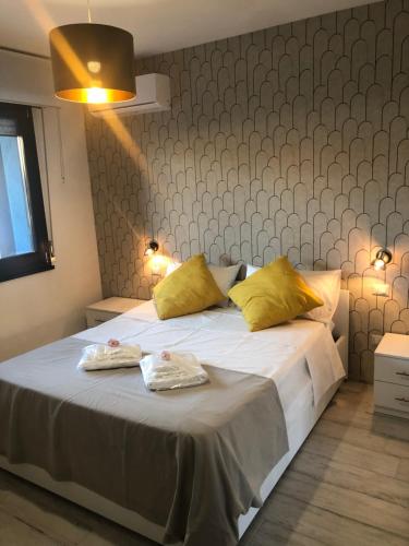 een slaapkamer met een bed met twee handdoeken erop bij Nuovo appartamento Elegante,curato nei dettagli in Decimomannu