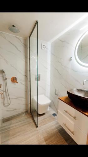 ein Badezimmer mit Glasdusche und Waschbecken in der Unterkunft Onar in Parga
