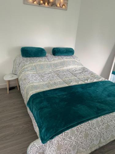 Katil atau katil-katil dalam bilik di Location appartement cabourg 4 pers