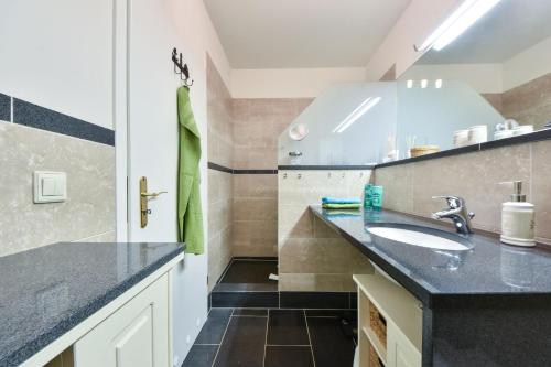 un baño con lavabo y ducha en Villa zur See - FeWo 10, en Heringsdorf