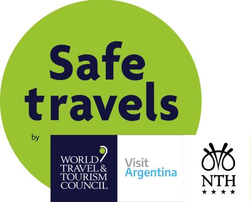 a green circle with the words safe travels and world tourism council at Neuquén Tower Hotel in Neuquén
