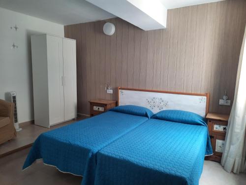 1 dormitorio con cama azul y edredón azul en Edificio Prieto VIV 4, en Puerto del Rosario