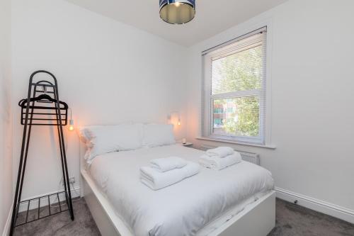 Llit o llits en una habitació de Hazelgrove Serviced Apartment by Huluki Sussex Stays