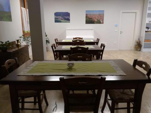 uma sala de jantar com mesa e cadeiras em Italaforesteria em Lavone
