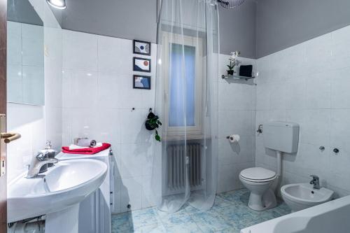 uma casa de banho com um lavatório, um WC e um chuveiro em Quick Home Agatha Apt em Santhià