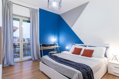 um quarto com uma parede em tons de azul e uma cama em Quick Home Agatha Apt em Santhià