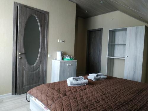una camera da letto con un letto e asciugamani di Sanpic a Sanzhiyka