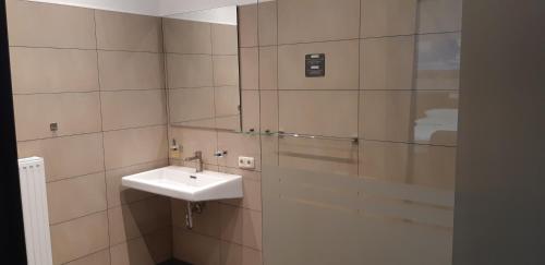 bagno con lavandino e specchio di Mar Hotel a Marburg an der Lahn