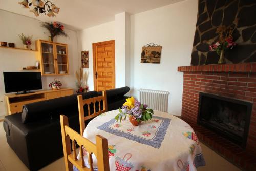 sala de estar con mesa y chimenea en CASASBLANCAS. CASA NR 7. en Mecina Bombarón