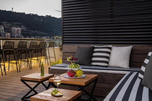 patio ze stołami i krzesłami na balkonie w obiekcie Schumacher Hotel Haifa w mieście Hajfa