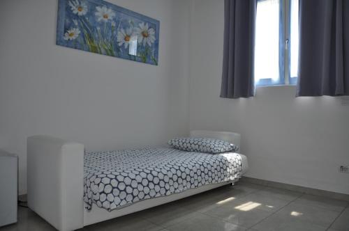 Ce lit se trouve dans un dortoir orné d'une peinture murale. dans l'établissement La Casa Dei Nonni, à Felegara