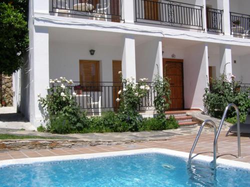 Villa con piscina frente a una casa en CASASBLANCAS. CASA NR 7. en Mecina Bombarón