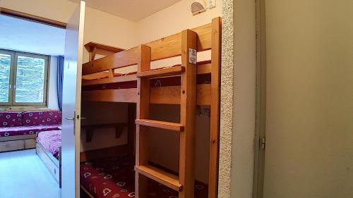 Habitación con litera y habitación con puerta en travelski home classic - Résidence Boedette, en Les Menuires