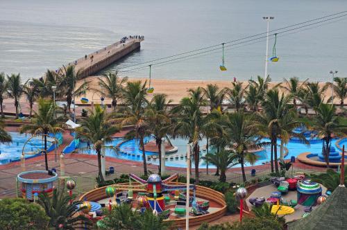 uma vista aérea de um parque aquático junto à praia em Impala Holiday Flats & Apartments em Durban
