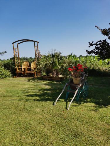 Taman di luar Gîte 4 étoiles avec hébergement insolite - 10 personnes