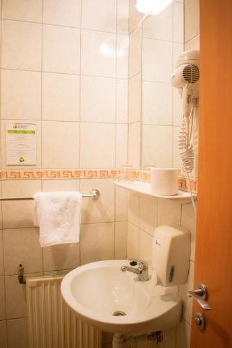 Ένα μπάνιο στο P4W Hotel Residence Szombathely