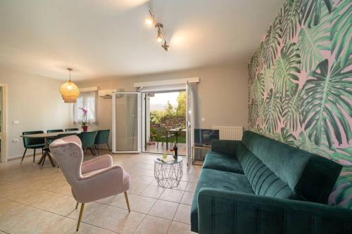 Central & Elegant Suite with private garden
