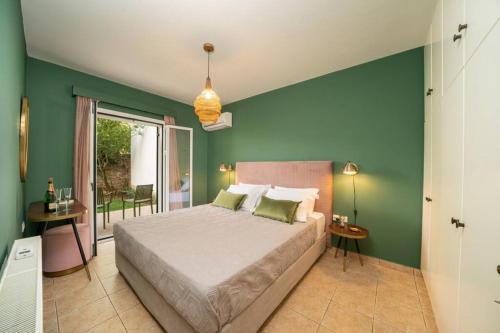 sypialnia z łóżkiem i zieloną ścianą w obiekcie Central & Elegant Suite with private garden w mieście Argostoli