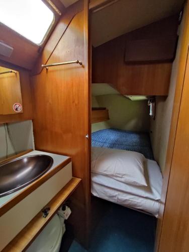 Postel nebo postele na pokoji v ubytování Dormire in Barca a Vela