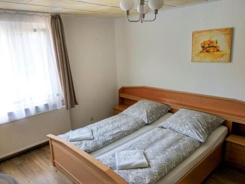 two beds in a room with a window at Gasthof Uttewalde in Uttewalde