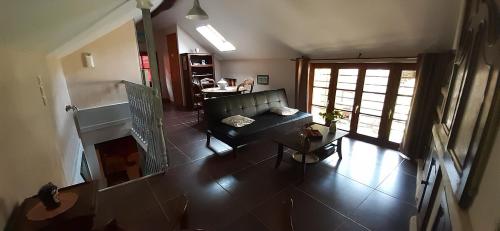 un salon avec un canapé et une cheminée dans l'établissement Les pruniers, à Fraissinet-de-Fourques