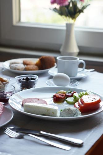 una mesa con platos de comida y una taza de café en Hotel Ejder, en Eceabat