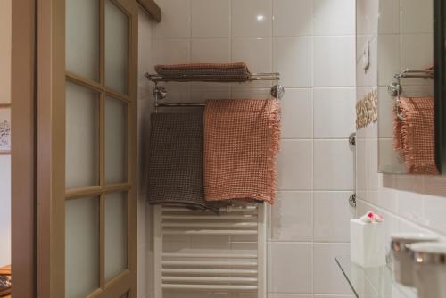La salle de bains est pourvue d'une douche à l'italienne et de serviettes. dans l'établissement La douce France, à Collonges