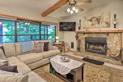 Coin salon dans l'établissement Secluded Home with Stunning Maggie Valley Views!