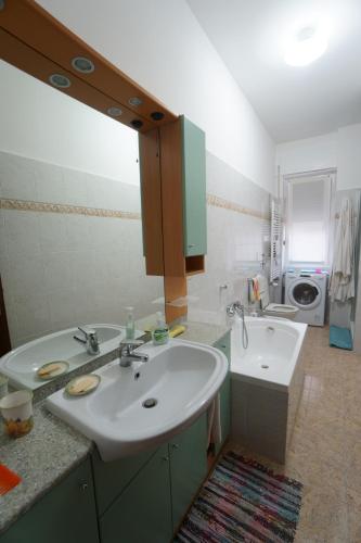 W łazience znajduje się umywalka i kuchenka mikrofalowa. w obiekcie Residenza Feltre w Mediolanie