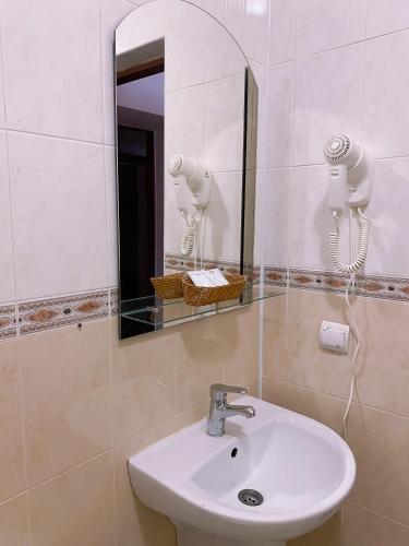 La salle de bains est pourvue d'un lavabo et d'un miroir. dans l'établissement SameТой, à Moukatcheve